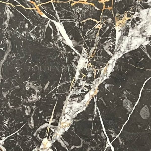 مرمریت گلدن بلک محلات با رگه‌های طلایی و سفید در میان زمینه مشکی