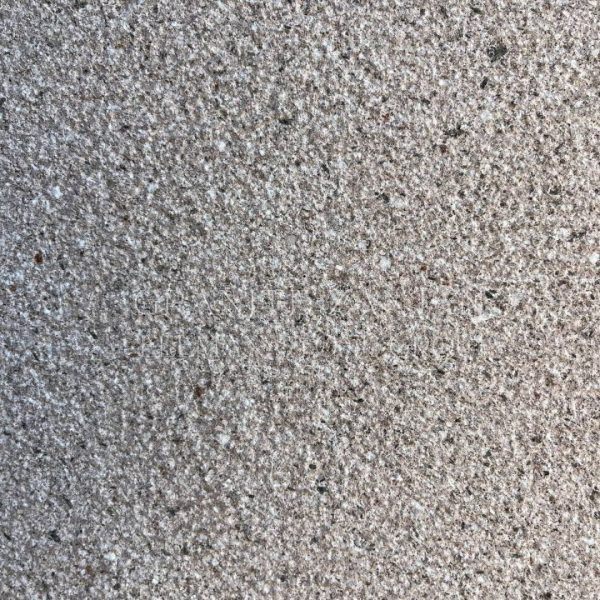 سنگ آندزیت اسپراخان با فرآوری سندبلاست و رنگ خاکستری متمایل به صورتی.