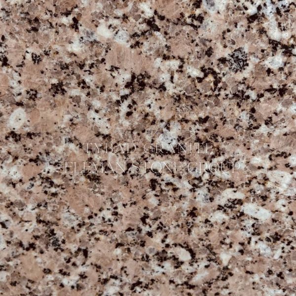 سنگ گرانیت تایباد با زمین نارنجی رنگ و بلورهای کانی کوارتز و فلدسپات