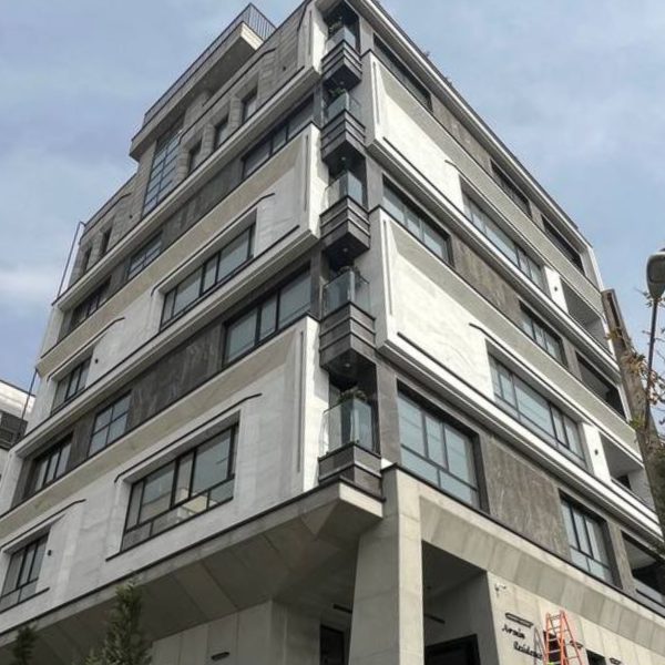 پروژه ای خاص در شمال تهران از لحاظ معماری با نمای اصلی با سنگ مرمریت لاشتر خاکستری و سنگ اسلب کریستال سفید ازنا