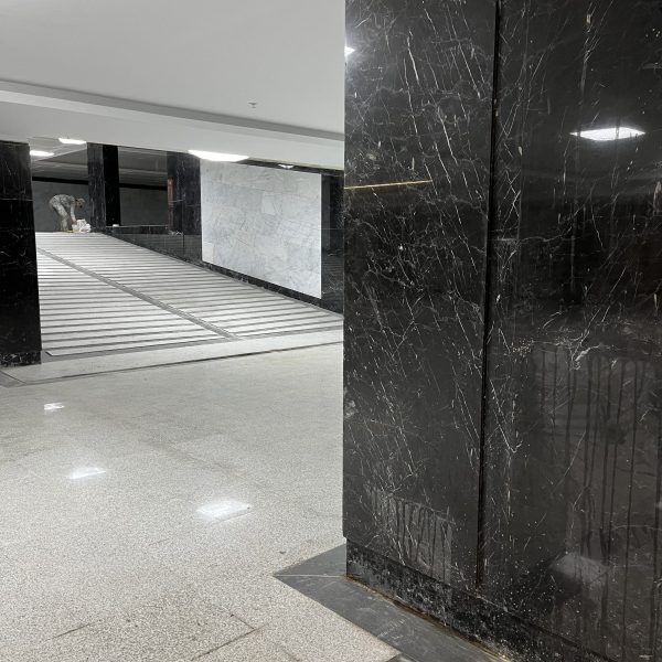 طراحی داخلی پارکینگ لوکس با سنگ مرمریت نجف آباد و گرانیت زاهدان در کفپوش