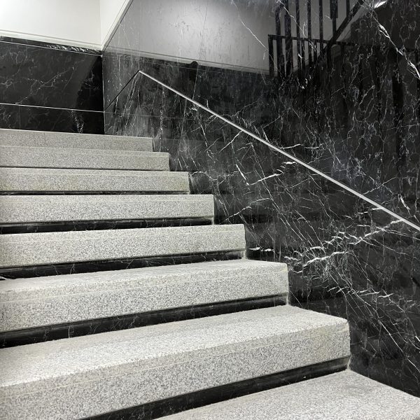 نمایی از راهرو اضطراری با پوششی از سنگ گرانیت نطنز سفید و مرمریت نجف آباد