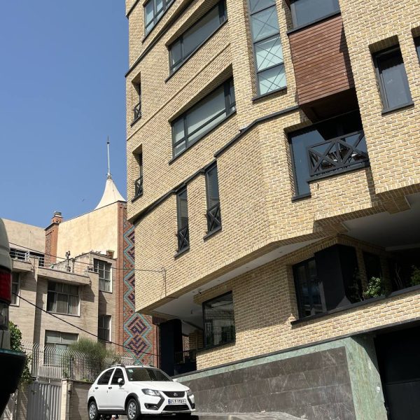 نمای تلفیقی یک ساختمان در تهران با معماری ایرانی و استفاده از گرانیت سبز مشهد در کنار مرمریت لاشتر