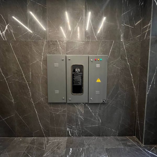 سنگی که دیوار اتاق برق را با سنگ مرمر خاکستری تیره لاشاتور می پوشاند