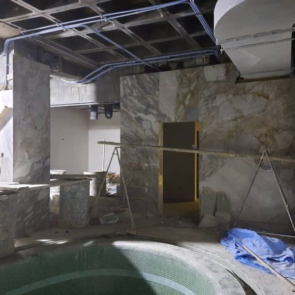 پوشش دیواره استخر یک پروژه لوکس با سنگ کریستال چینی لیلاک قهوه‌ای