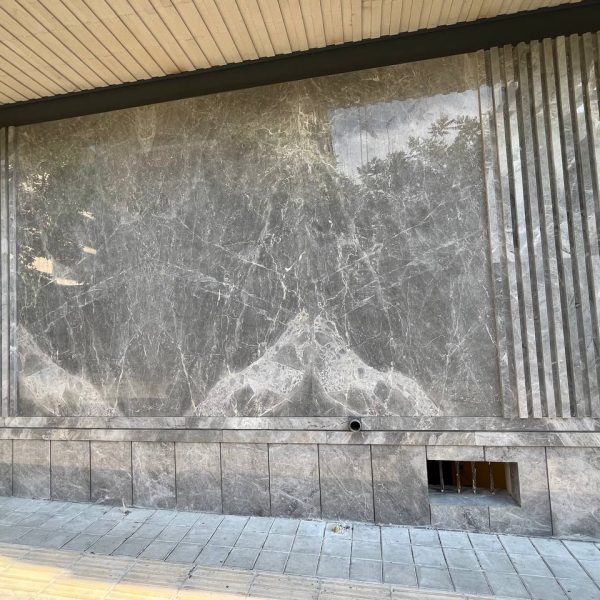 ورودی اصلی مجتمع با سنگ مرمریت گری‌بیوتی یا مرمریت فونیکس