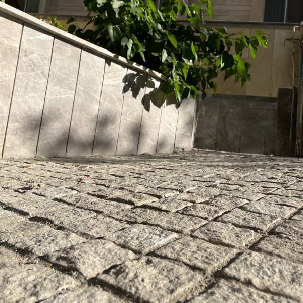 محوطه سازی با سنگ کیوبیک گرانیت مشکی نطنز