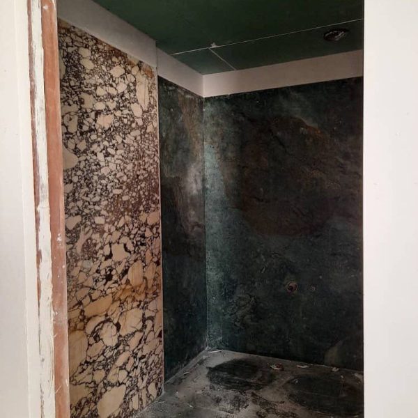 اسلب سنگ گرانیت سبز فیروزه مشهد و سنگ ایتالیای کلکته در َطراحی سرویس بهداشتی