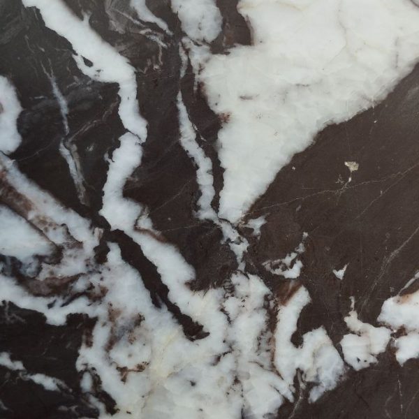 سنگ شبه گرانیت قرمز حاجی‌آباد با شال‌های سفید منحصر به فرد