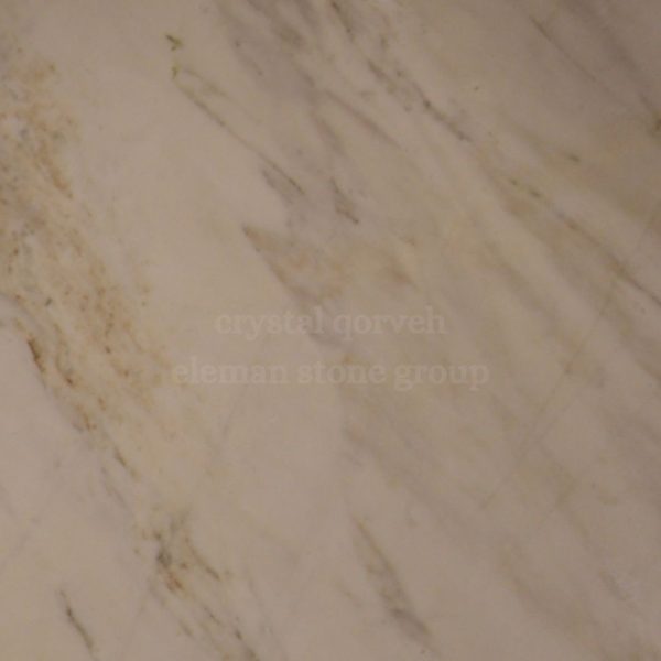 سنگ کریستال چینی قروه با تم سفید متمایل به شیری و رگه‌های ظریف کرم