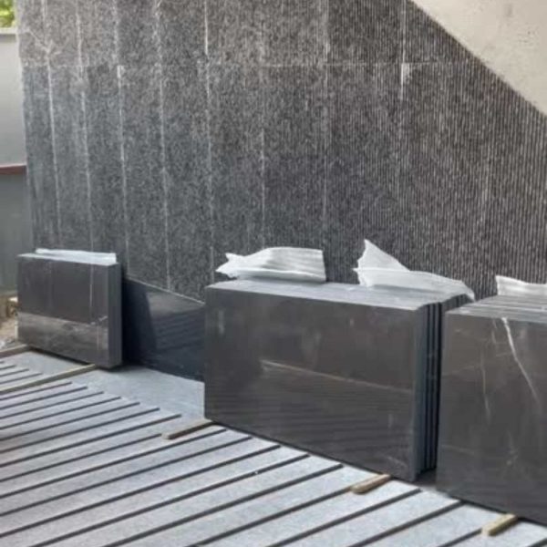 سنگ دیوار مرمر کریستالی خاکستری لاشاتور یا پیترا با طرح برش خورده و تکمیل روی این سنگ