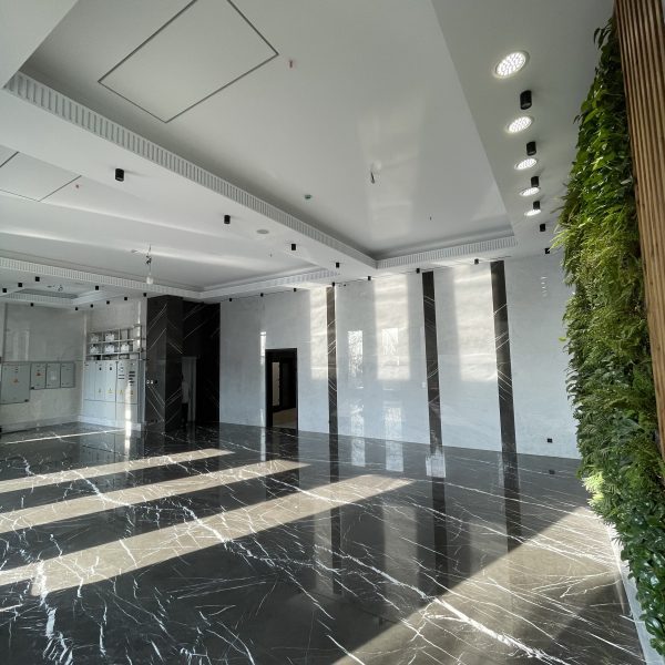 طراحی داخلی یک لابی لوکس در پروژه ساختمانی درتهران با سنگ اسلب مرمریت لاشتر