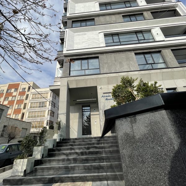 پروژه ای در شمال تهران از لحاظ معماری با نمای اصلی با سنگ مرمریت لاشتر خاکستری و سنگ اسلب کریستال سفید ازنا